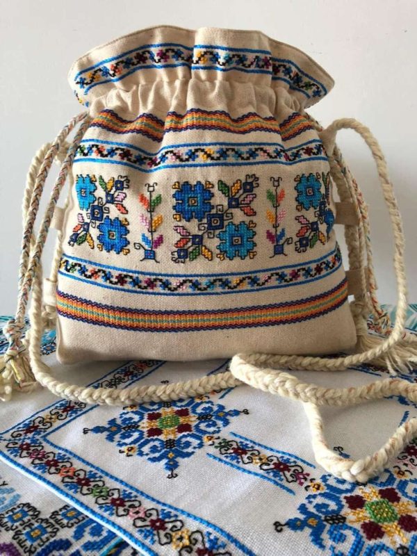 Ръчно бродирана чанта с български шевици.