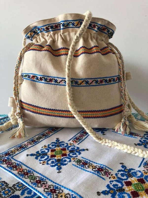 Ръчно бродирана чанта с български шевици.