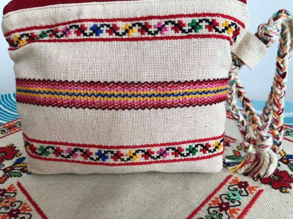Ръчно бродирани клъч-портмонета с български шевици.