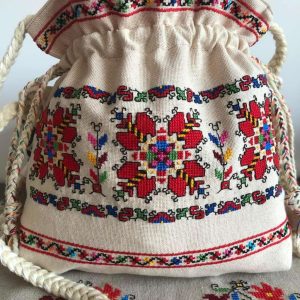 Ръчно бродирана чанта с български шевици.