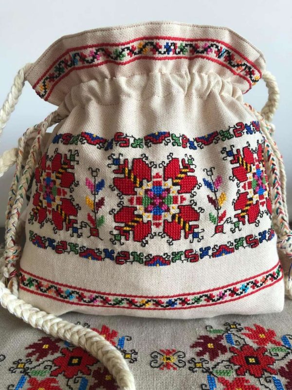 Ръчно бродирана чанта с български шевици.