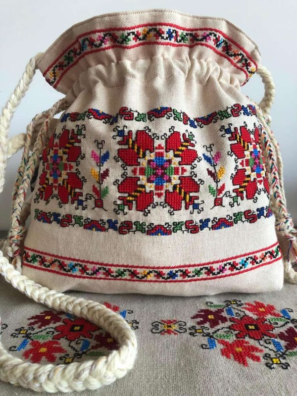 Ръчно бродирана чанта с български шевици.