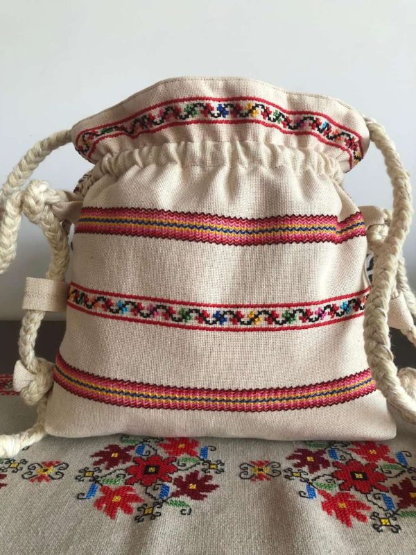 Ръчно бродирана чанта с български шевици.