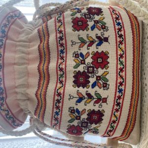 Ръчно бродирана чанта с български шевици.