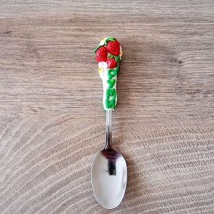 Лъжичка с ягоди, декорирана с полимерна глина