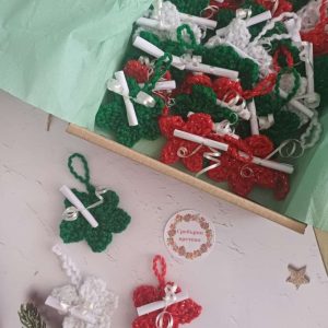 25 броя Новогодишни късметчета-украса за елха в класната стая