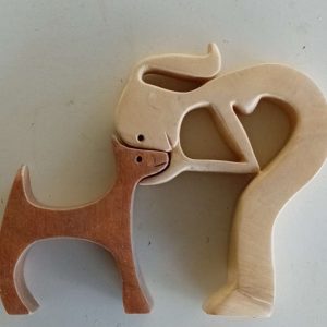 Момиче с куче. Авторска дърворезба