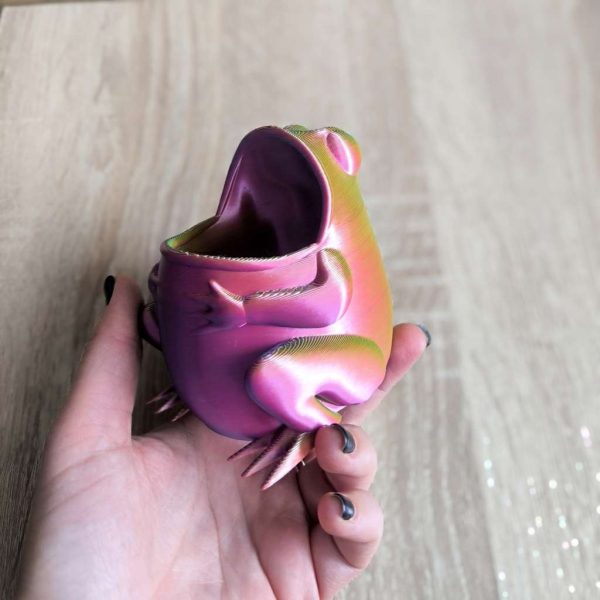 3D принтиран моливник жаба