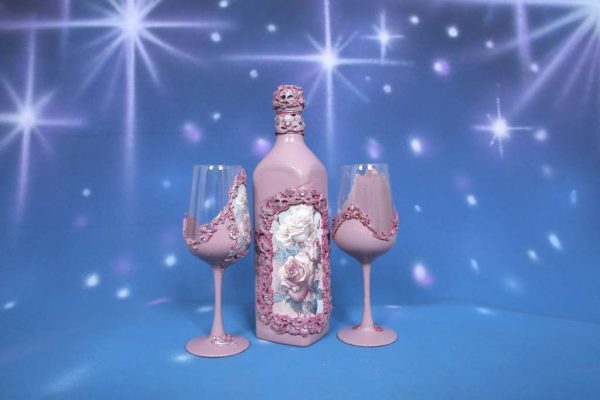 Бутилка и чаши за вино
