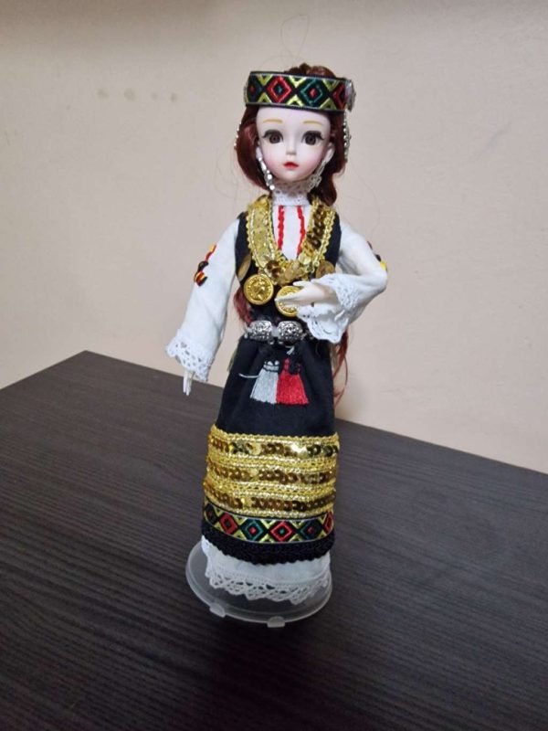 Кукла в традиционен костюм от шопска фолклорна област