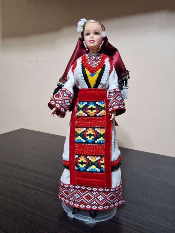 Кукла в традиционен костюм от Пиринско