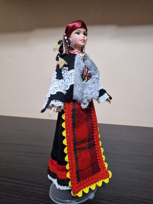 Кукла в традиционен родопски костюм