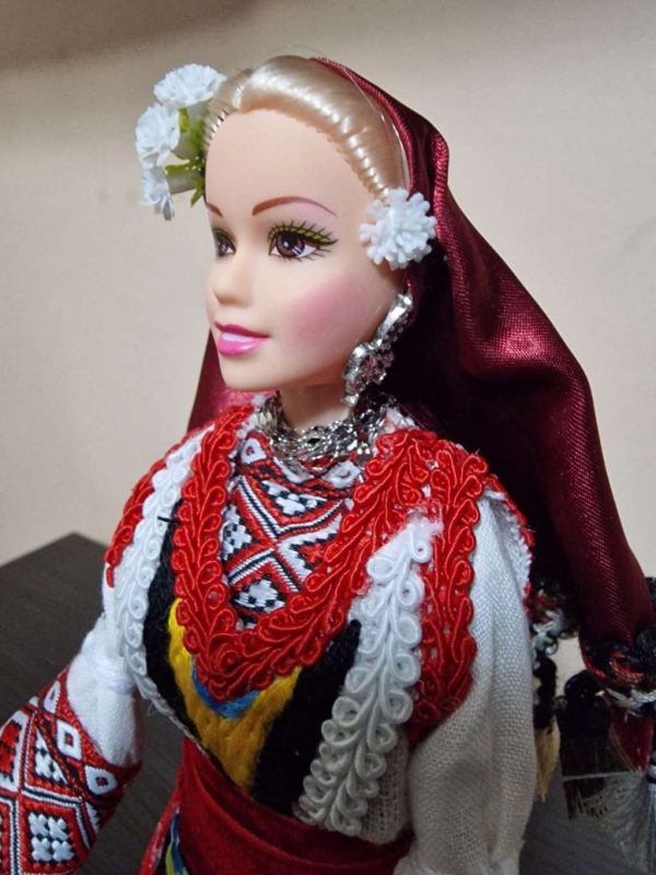 Кукла в традиционен костюм от Пиринско