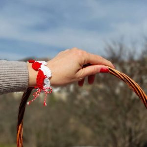 Мартеничка за ръка в минималистичен стил за елегантни дами