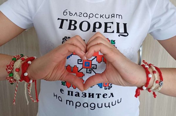Ръчно правена мартеница от вълна Гривна за ръка в минималистичен стил
