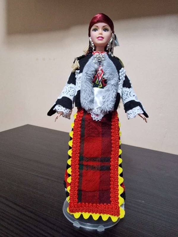 Кукла в традиционен родопски костюм