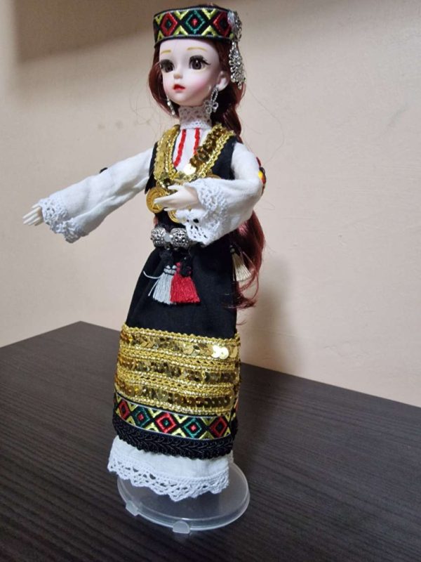 Кукла в традиционен костюм от шопска фолклорна област