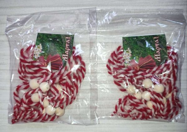 Различни видове мартеници десетки