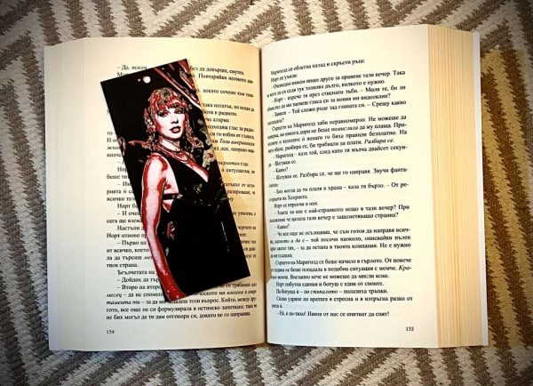 Книгоразделител “Тейлър Суифт”