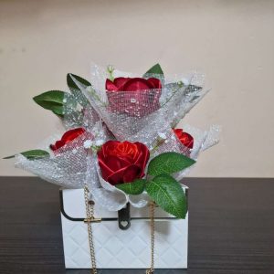 букет от вечна (сатенена) роза в чанта