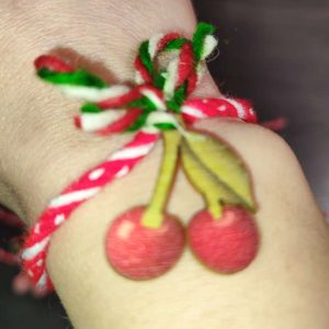 Мартеници за ръка с черешки