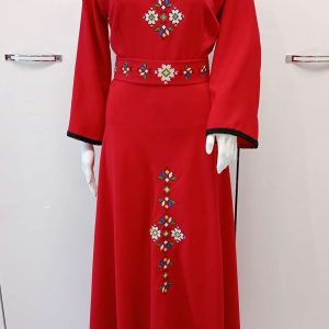 Дълга червена рокля с бродирана шевица