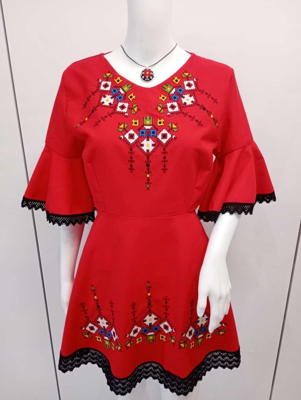 Рокля с бродирана шевица