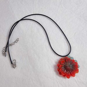 Колие с цвете от епоксидна смола