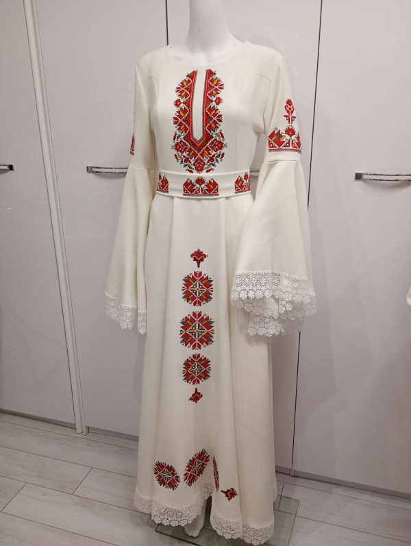 Рокля с бродирана шевица
