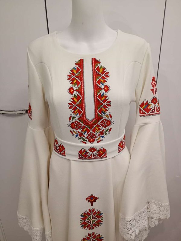 Рокля с бродирана шевица