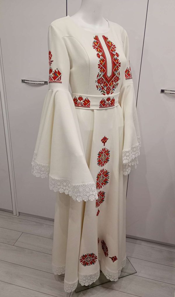 Рокля с бродирана шевица