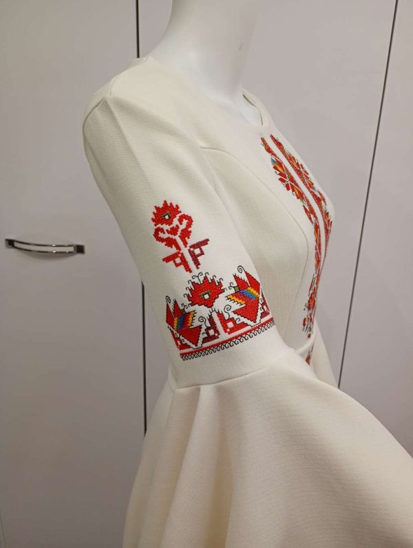 Рокля с бродирана шевица