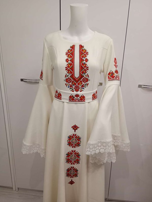 Рокля с бродирана шевица