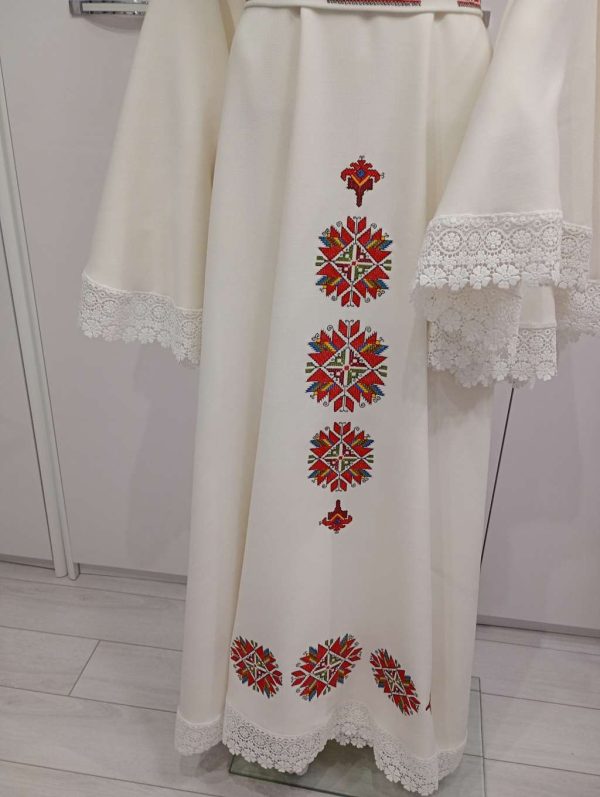 Рокля с бродирана шевица