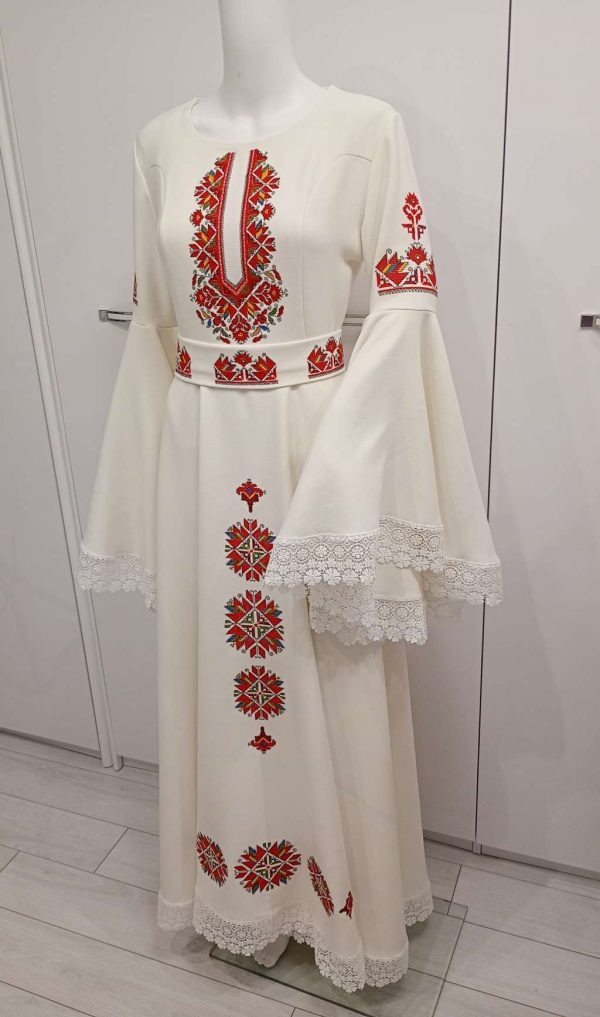 Рокля с бродирана шевица
