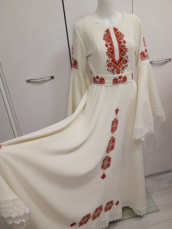 Рокля с бродирана шевица