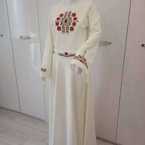 Рокля с бродирана шевица