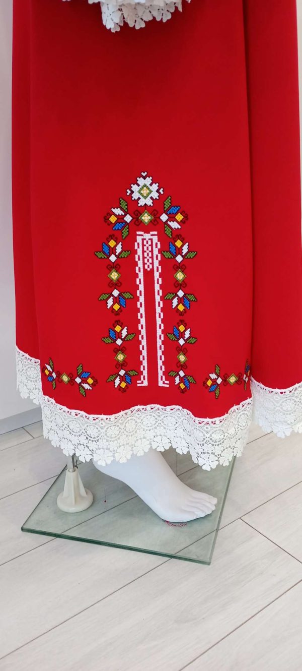 Рокля с бродирана шевица