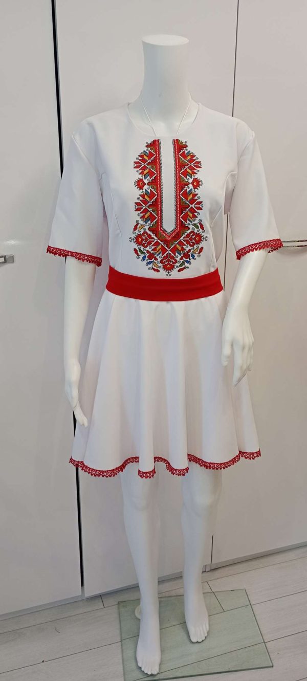 Рокля с бродерия