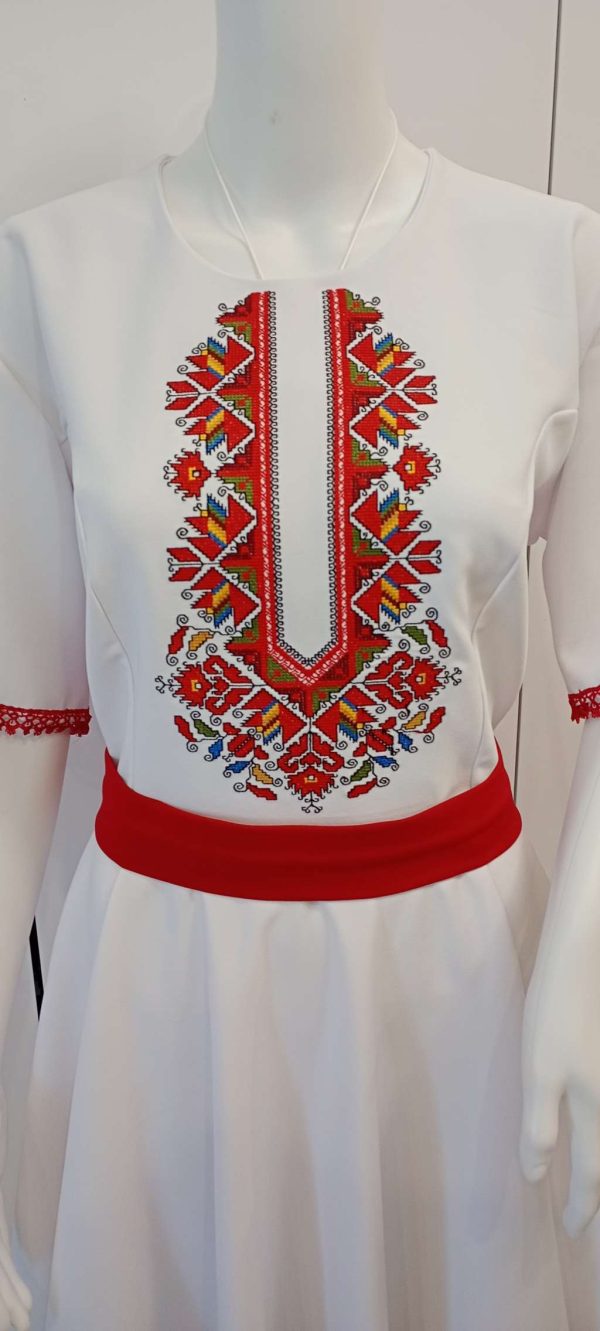 Рокля с бродерия