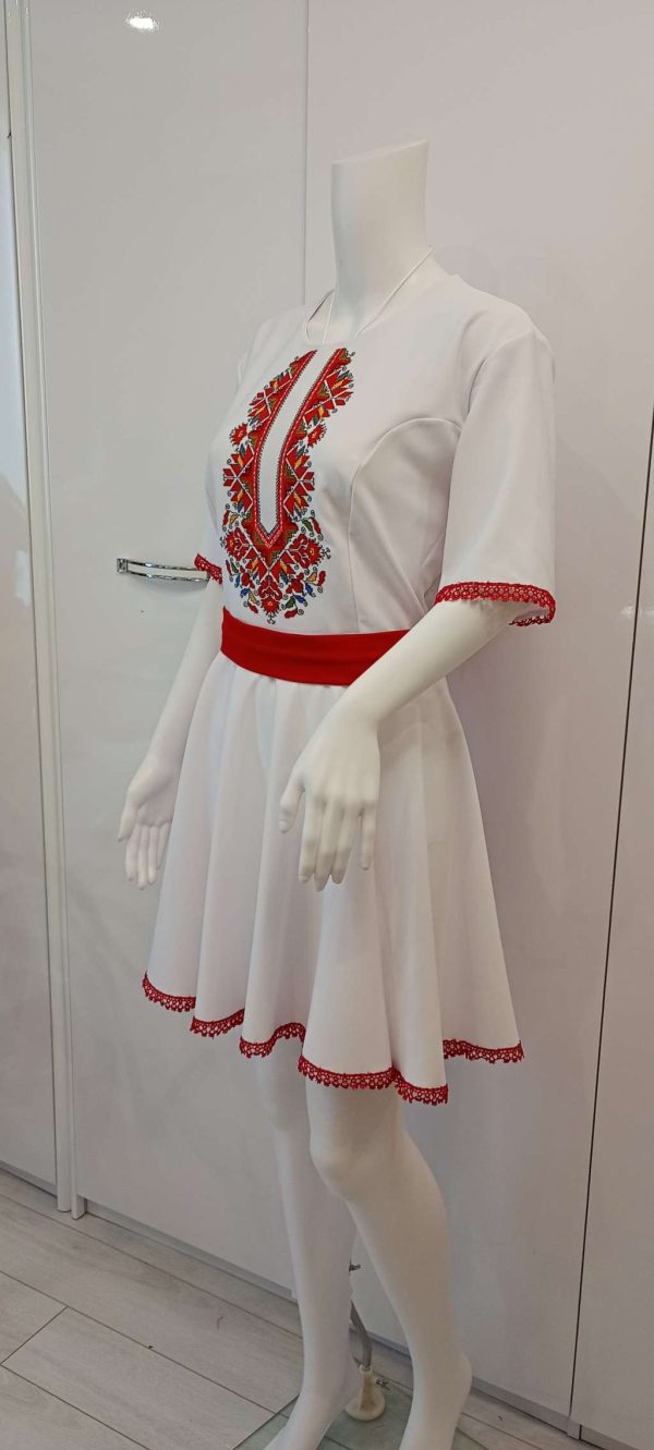 Рокля с бродерия
