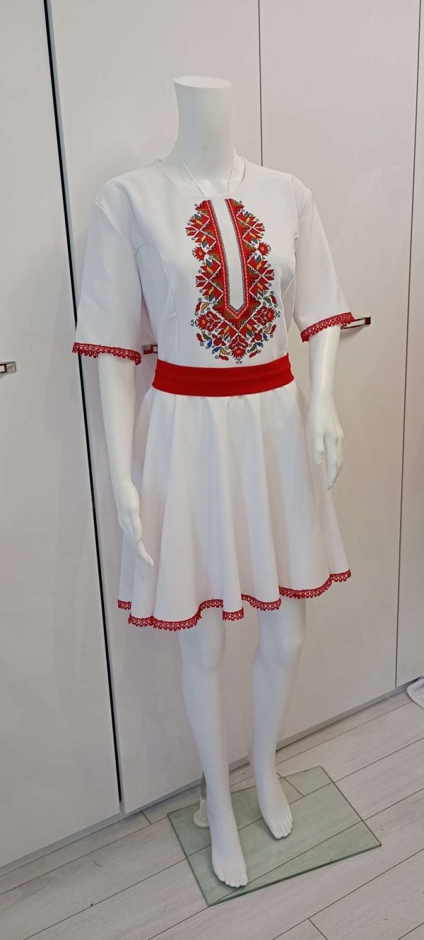 Рокля с бродерия