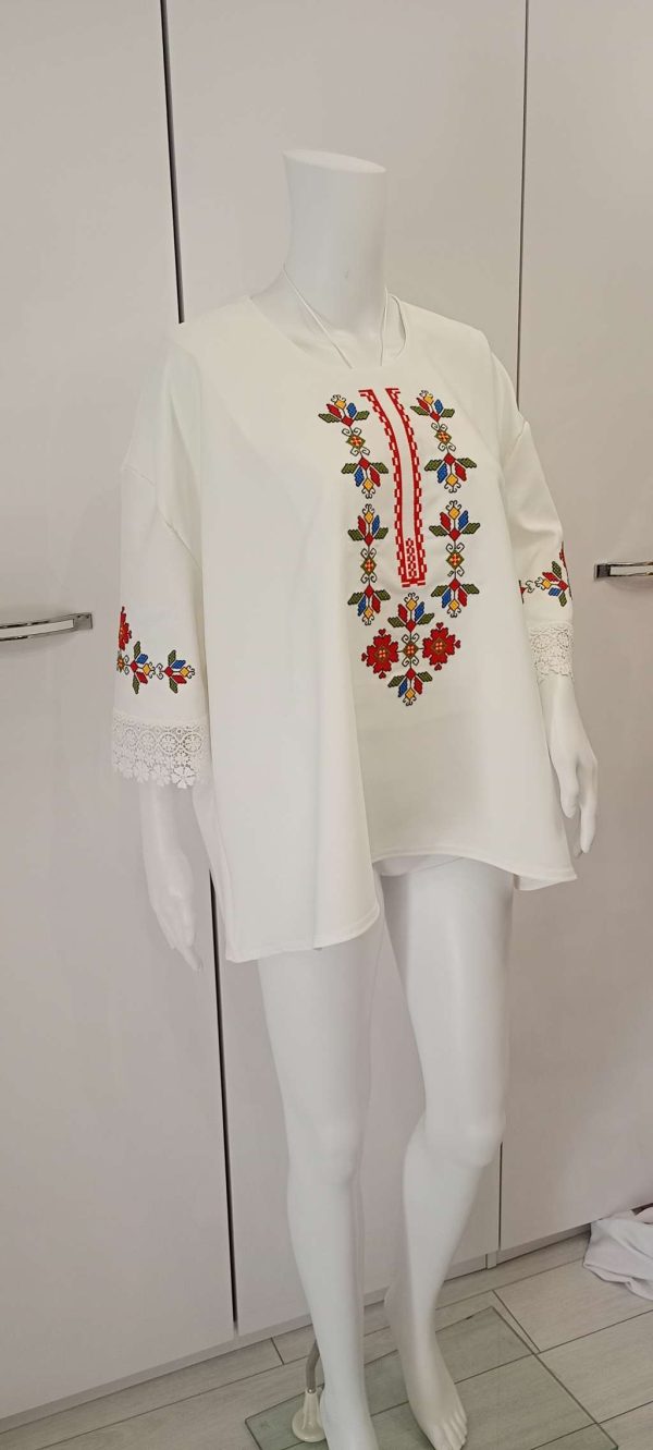 Бродирана блуза