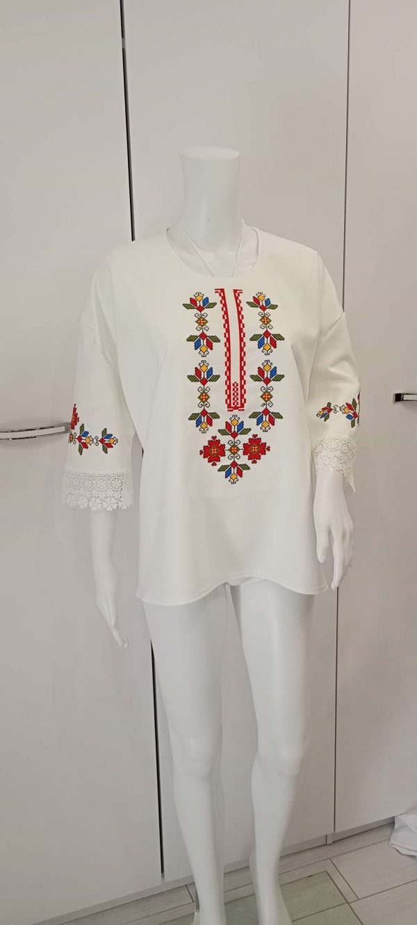 Бродирана блуза