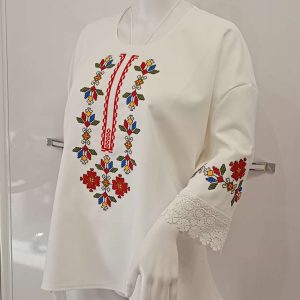 Бродирана блуза