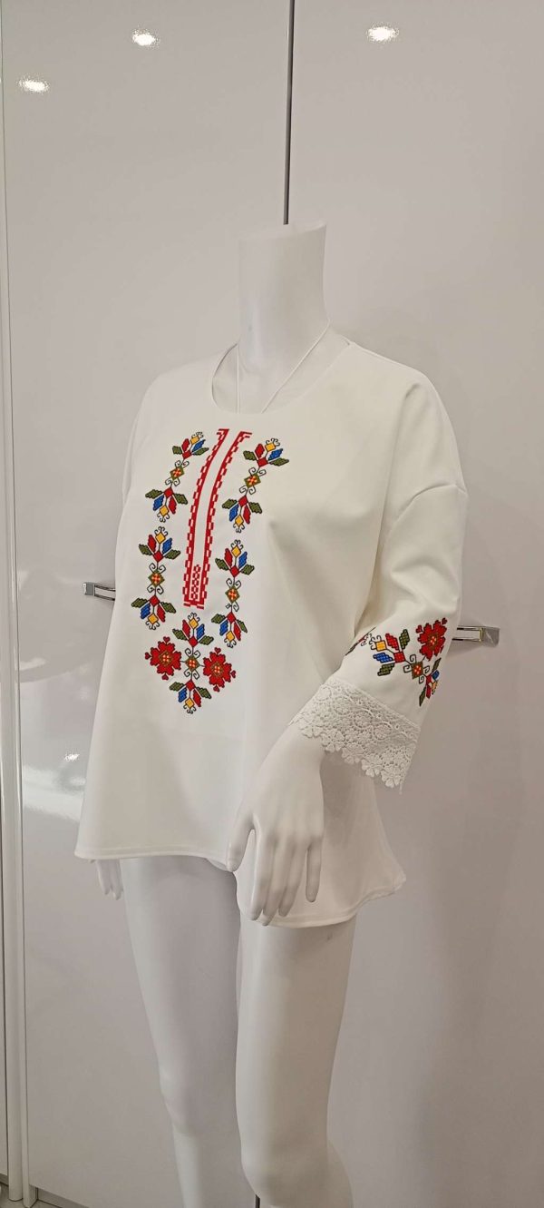 Бродирана блуза