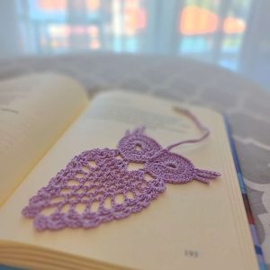 📖 Книгоразделител „Уютен следобед“ с ръчно изплетена сова