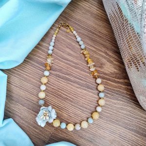 Късо колие с амазонит и велурени цветя