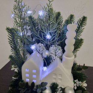 Коледна декорация  с две бели къщички