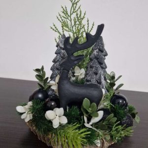 Зимна композиция  с две елхички и еленче